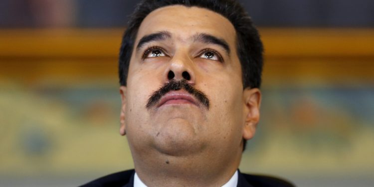 Venezuela's President Nicolas Maduro looks upwards while arriving at a news conference at Miraflores Palace in Caracas October 15, 2014.  REUTERS/Jorge Silva (VENEZUELA - Tags: POLITICS)