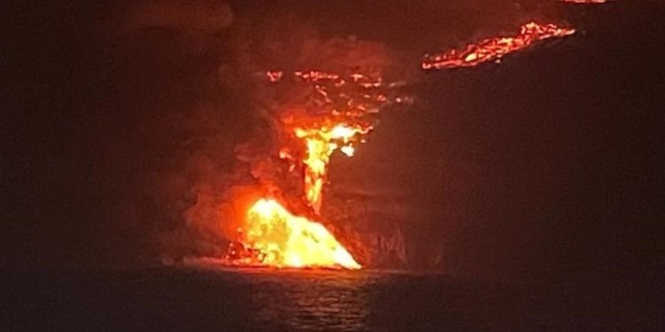 La colada de lava en el momento en que alcanza el mar en la isla de La Palma, en una imagen tomada desde el buque oceanográfico Ramón Margalef