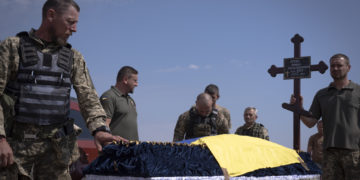 Funeral por Roman Stevo, soldado Ucraniano caido en combate, en el nuevo cementerio de Mykolaiv. Albert Lores