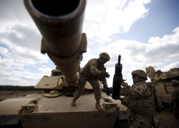 FILE PHOTO: Members of the U.S. 2nd Battalion, 7th Infantry Regiment, 1st Brigade Combat Team, 3rd Infantry Division get ammunition to the Abrams tank during an exercise at Mielno range near Drawsko-Pomorskie April 16, 2015. REUTERS/Kacper Pempel