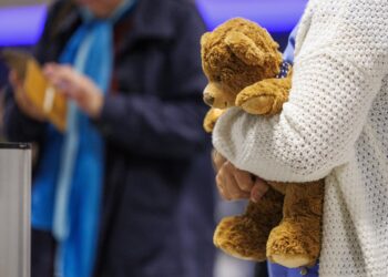 Frankfurt (Germany), 12/10/2023.- A person holds a teddy bear as passengers, who were travelling on a special Lufthansa flight from Tel Aviv, arrive at the Frankfurt Airport in Frankfurt am Main, Germany, 12 October 2023. At the request of the German Foreign Office, Lufthansa started special flights bringing German citizens from Israel, after the Israeli-Palestinian conflict escalated. Thousands of Israelis and Palestinians have died since the militant group Hamas launched an unprecedented attack on Israel from the Gaza Strip on 07 October 2023, leading to Israeli retaliation strikes on the Palestinian enclave. (Alemania) EFE/EPA/CHRISTOPHER NEUNDORF