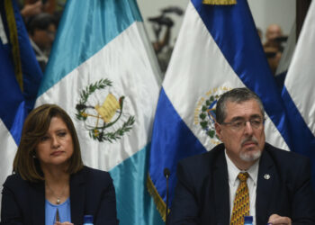 Fotografía de archivo del presidente electo de Guatemala, Bernardo Arévalo y la vicepresidenta Karin Herrera. EFE/ Edwin Bercián