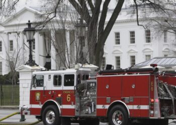 ARCHIVO - Un camión de bomberos se encuentra estacionado afuera de la Casa Blanca, en Washington, el 19 de noviembre de 2007. (AP Foto/Ron Edmonds, archivo)