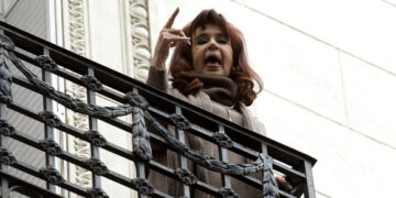 Buenos Aires. Cristina Fernández de Kirchner saluda a los manifestantes en la puerta de su casa este lunes 16 de junio. Foto: Matías Martin Campaya