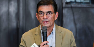 Centrist senator Rodrigo Paz of the Christian Democratic Party (PDC) attends a press conference following his victory in Bolivia's presidential runoff on Sunday, in La Paz, Bolivia, October 20, 2025. REUTERS/Claudia Morales
