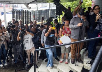 CARACAS (VENEZUELA) - 04/07/2025.- Un grupo de periodistas participan en una actividad gremial, en Caracas (Venezuela). EFE/ Miguel Gutiérrez