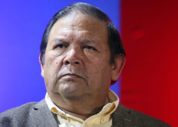 AME8089. CARACAS (VENEZUELA), 04/08/2023.- El precandidato presidencial opositor Andrés Velásquez participa en un acto político conjunto de la oposición, hoy, en Caracas (Venezuela). Los 13 candidatos a las primarias opositoras del 22 de octubre, que definirán al abanderado que se enfrentará al chavismo en las presidenciales de 2024, firmaron este viernes un documento con los "principios comunes" que regirán su programa de Gobierno, en caso de ganar los comicios del próximo año. El acuerdo suscrito establece que el país "debe avanzar en cambios que consoliden un nuevo modelo político, económico y social", siempre que sea "sobre la base de unos principios comunes, a partir de los cuales la candidatura unitaria (quien resulte vencedor en octubre) diseñará su programa de reformas estructurales". EFE/ Miguel Gutiérrez