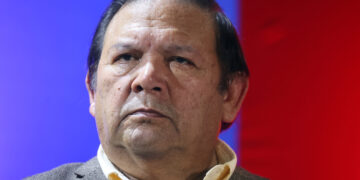 AME8089. CARACAS (VENEZUELA), 04/08/2023.- El precandidato presidencial opositor Andrés Velásquez participa en un acto político conjunto de la oposición, hoy, en Caracas (Venezuela). Los 13 candidatos a las primarias opositoras del 22 de octubre, que definirán al abanderado que se enfrentará al chavismo en las presidenciales de 2024, firmaron este viernes un documento con los "principios comunes" que regirán su programa de Gobierno, en caso de ganar los comicios del próximo año. El acuerdo suscrito establece que el país "debe avanzar en cambios que consoliden un nuevo modelo político, económico y social", siempre que sea "sobre la base de unos principios comunes, a partir de los cuales la candidatura unitaria (quien resulte vencedor en octubre) diseñará su programa de reformas estructurales". EFE/ Miguel Gutiérrez