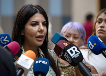AME6033. CARACAS (VENEZUELA), 20/03/2026.- La abogada, Indira Urbaneja, habla durante una rueda de prensa este viernes, en Caracas (Venezuela). Representantes del Programa para la Convivencia y la Paz, así como periodistas y gremiales de la prensa crearon mesas de trabajo para debatir sobre las garantías y la protección del periodismo en Venezuela, un ejercicio marcado por la "censura y autocensura", "judicializaciones" y bloqueos de medios. EFE/ Ronald Peña R