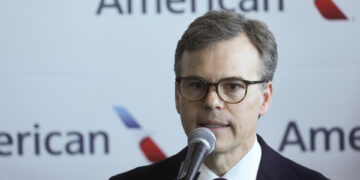 AME8017. MAIQUETIA (VENEZUELA), 30/04/2026.- El encargado de negocios de Estados Unidos en Venezuela de American Airlines, John M. Barrett, habla en una rueda de prensa este jueves, durante los preparativos para recibir el vuelo con el que la compañía retoma su operación en la ruta Miami-Caracas en el Aeropuerto Internacional de Maiquetía (Venezuela). EFE/ Miguel Gutiérrez