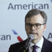 AME8017. MAIQUETIA (VENEZUELA), 30/04/2026.- El encargado de negocios de Estados Unidos en Venezuela de American Airlines, John M. Barrett, habla en una rueda de prensa este jueves, durante los preparativos para recibir el vuelo con el que la compañía retoma su operación en la ruta Miami-Caracas en el Aeropuerto Internacional de Maiquetía (Venezuela). EFE/ Miguel Gutiérrez