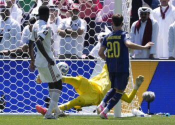 El portero Mahmud Abunada de Catar (C) concede el gol del 2-0 durante el partido de la fase de grupos de la Copa Mundial de la FIFA 2026. EFE/EPA/STEPHAN BRASHEAR