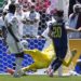El portero Mahmud Abunada de Catar (C) concede el gol del 2-0 durante el partido de la fase de grupos de la Copa Mundial de la FIFA 2026. EFE/EPA/STEPHAN BRASHEAR