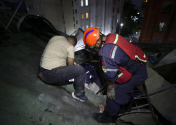 AME4065. CARACAS (VENEZUELA), 24/06/2026.- Integrantes de Cuerpos de Emergencia realizan labores de rescate este miércoles, en Caracas (Venezuela). Dos fuertes terremotos sacudieron el Caribe venezolano con apenas 39 segundos de diferencia, en una secuencia sísmica cuyo evento principal fue un sismo de magnitud 7,5, informó el sistema oficial de alerta de tsunamis de Estados Unidos. EFE/ Ronald Peña R