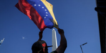 Venezolanos festejan en el centro porteño la detención de Nicolás Maduro por parte de Estados Unidos. Foto: Antonio Becerra.